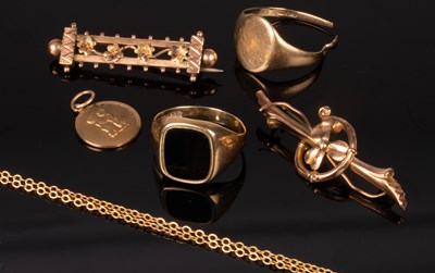 Lot 112 - A quantity of 9ct gold jewellery, comprising a...