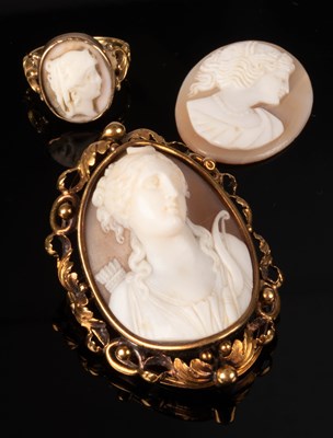 Lot 121 - An oval shell cameo brooch depicting Diana the...