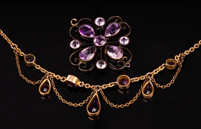 Lot 130 - An amethyst fringe necklace on yellow metal...