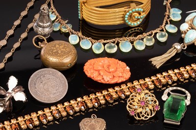 Lot 132 - Sundry costume jewellery including a simulated...