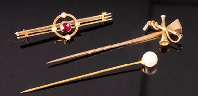 Lot 140 - An Edwardian 15ct gold stick pin, of hunting...