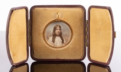 Lot 149 - A circular photographic portrait in a 9ct gold...