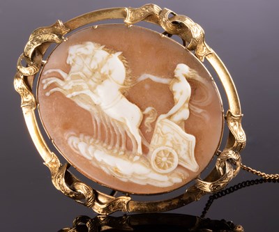 Lot 153 - A Victorian shell cameo brooch depicting a...