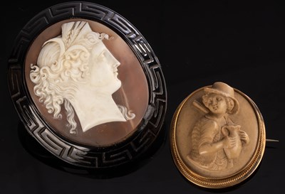 Lot 166 - A large oval shell cameo brooch depicting a...