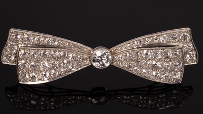 Lot 200 - A diamond bow brooch, the central stone of...