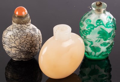 Lot 388 - A Chinese agate snuff bottle, 6cm high, a...