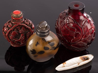 Lot 389 - A Chinese agate snuff bottle, 6.5cm high, a...