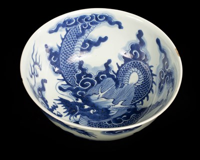 Lot 393 - A 19th Century Chinese blue and white bowl,...