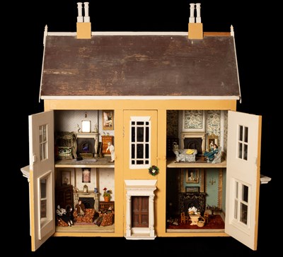 Lot 485 - A large early 20th Century doll's house of...