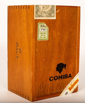 Lot 620 - A sealed cabinet of twenty-five Cohiba Siglo...