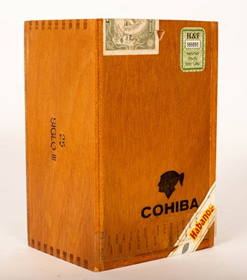 Lot 621 - An open cabinet of twenty Cohiba Siglo III/3...