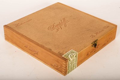 Lot 635 - A sealed, boxed set of twenty-five Davidoff No....