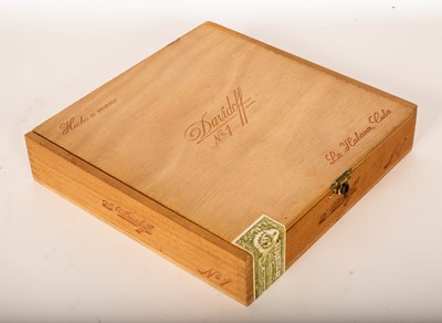 Lot 638 - A sealed, boxed set of twenty-five Davidoff No....