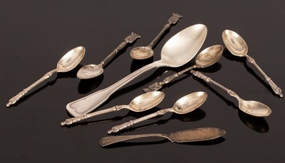 Lot 60 - A set of five apostle top silver teaspoons,...