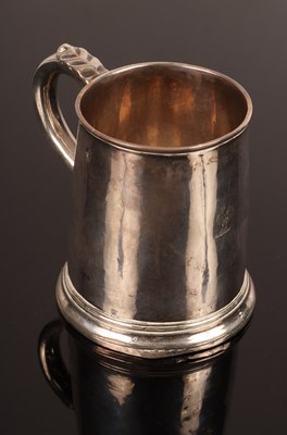 Lot 76 - A William III silver mug, William Spackman,...