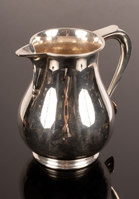 Lot 131 - A Georgian style silver beer jug, Edward...