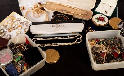 Lot 199 - A large collection of costume jewellery to...