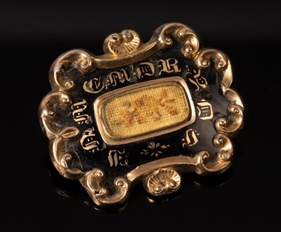 Lot 221 - An early Victorian mourning brooch, in yellow...