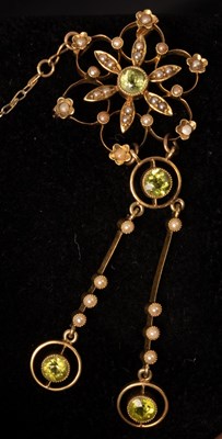 Lot 223 - An Edwardian peridot and seed pearl brooch,...