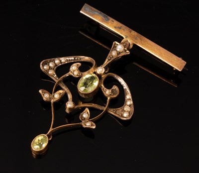 Lot 226 - An Art Nouveau peridot and seed pearl pendant...