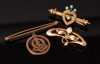 Lot 244 - An Art Nouveau bar brooch of stylised foliate...