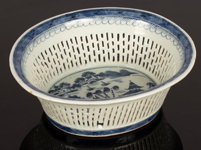 Lot 289 - A 19th Century Chinese export blue and white...