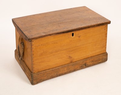 Lot 530 - A pine blanket box with rope handles, 91.5cm wide