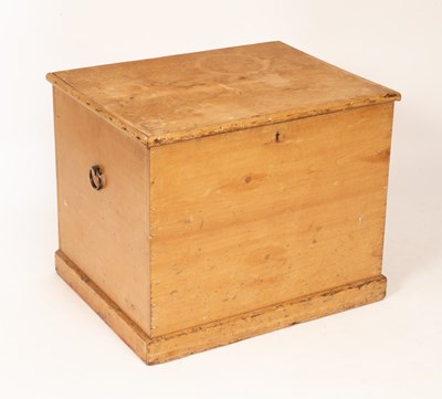 Lot 642 - A pine blanket box, 70cm wide