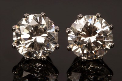 Lot 2 - A pair of brilliant cut diamond ear studs,...