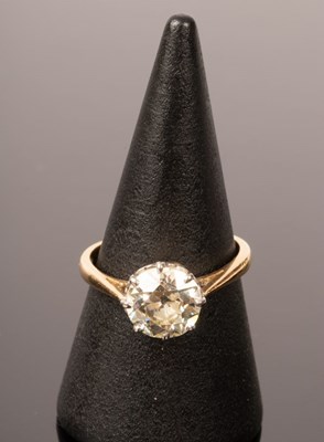 Lot 7 - A diamond solitaire ring, the claw set stone...