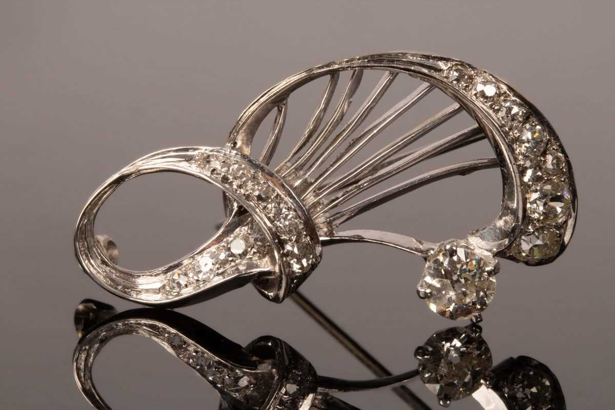 Lot 17 - A diamond brooch of stylised form, the...