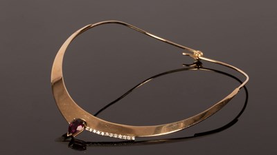 Lot 23 - A gem set torc type necklace, set an inverted...