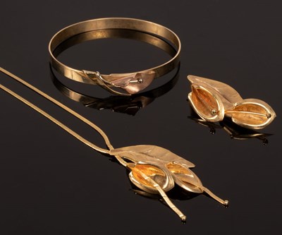 Lot 24 - A 9ct gold necklace, bangle and brooch with...