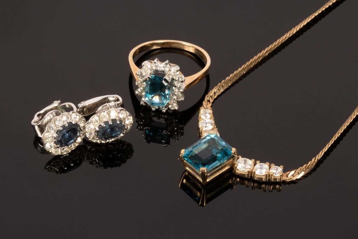Lot 25 - A group of paste set jewellery comprising a...