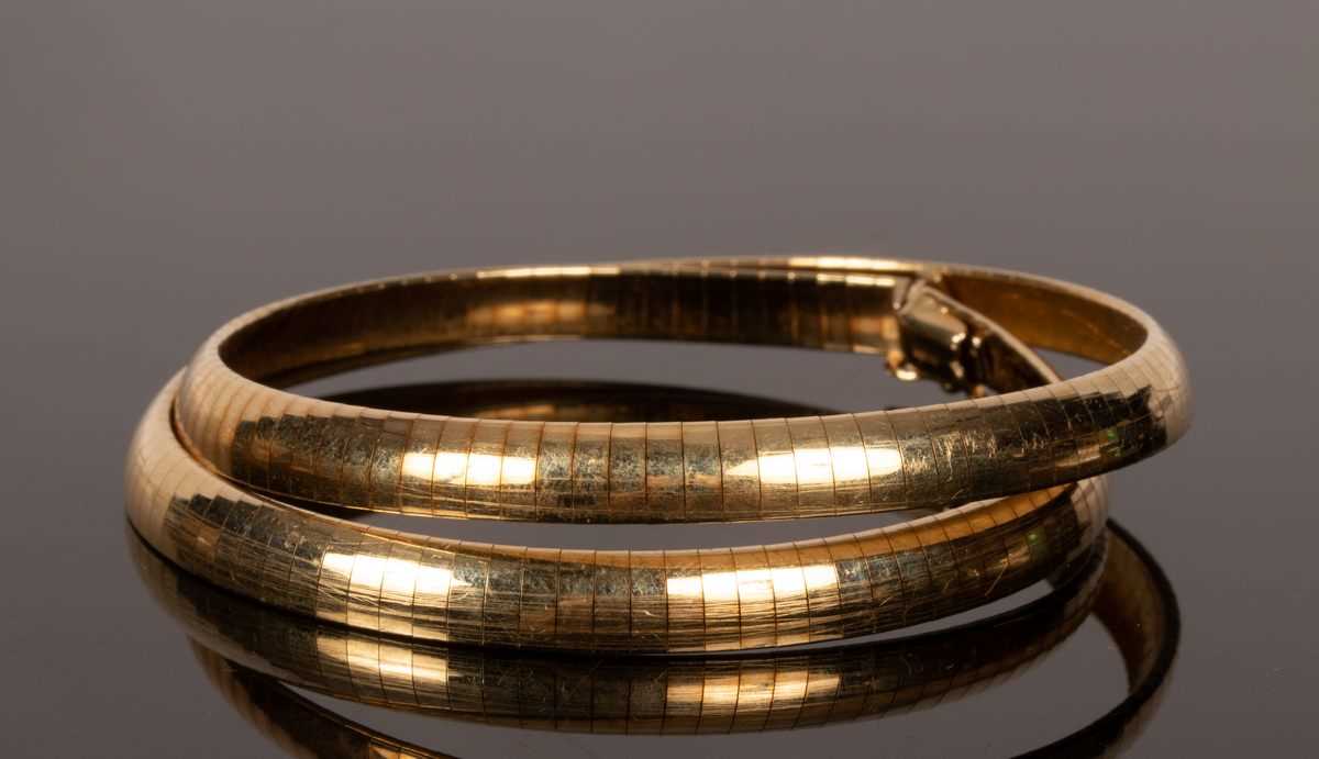 Lot 26 - An Italian 14k gold necklace of articulated...