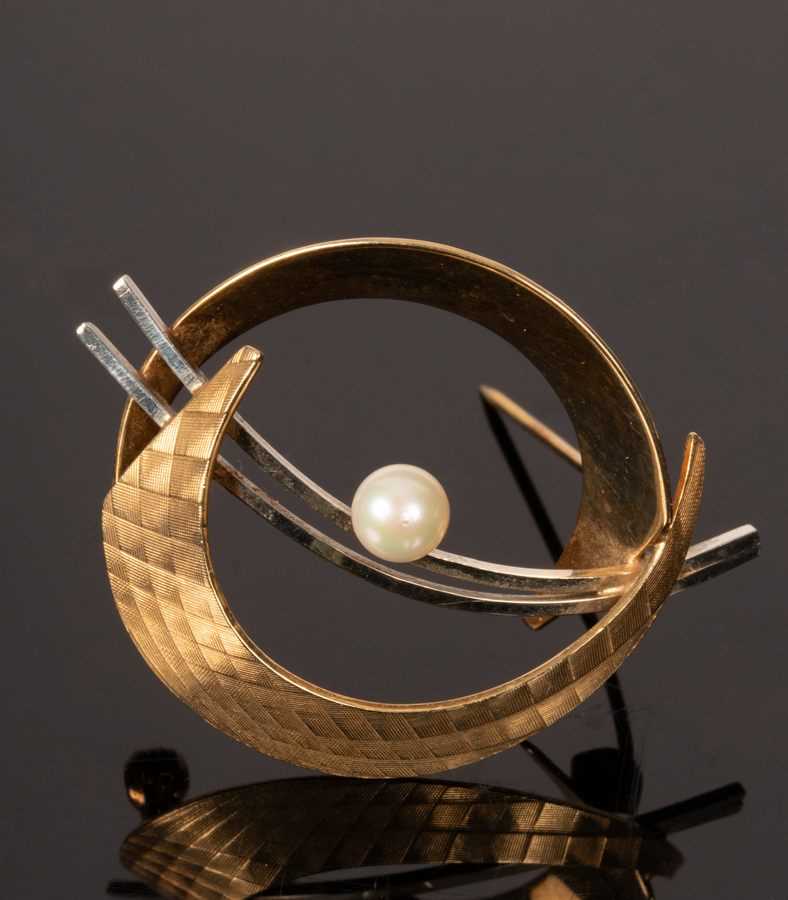 Lot 29 - A bi-colour 9ct gold brooch of stylised...