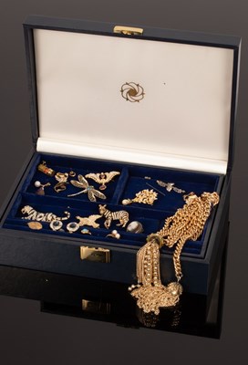 Lot 33 - A large quantity of costume jewellery