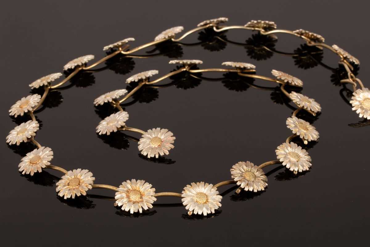 Lot 34 - A silver necklace modelled as a daisy chain,...