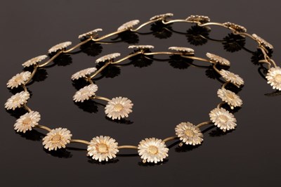 Lot 34 - A silver necklace modelled as a daisy chain,...