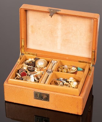 Lot 40 - A quantity of costume jewellery to include an...