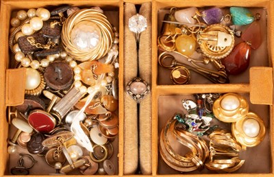 Lot 40 - A quantity of costume jewellery to include an...