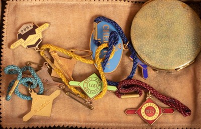Lot 40 - A quantity of costume jewellery to include an...