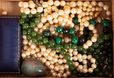 Lot 40 - A quantity of costume jewellery to include an...