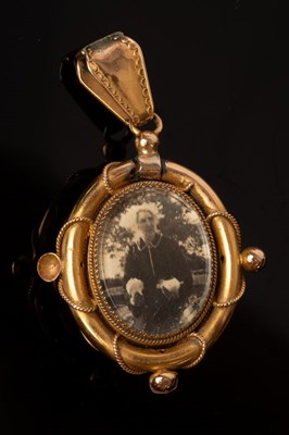 Lot 42 - A Victorian micromosaic insect pendant, the...