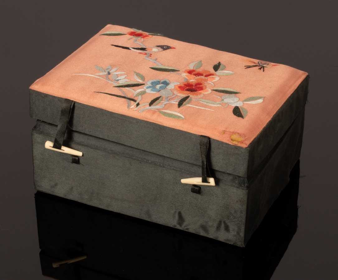 Lot 50 - A quantity of costume jewellery in a Chinese...