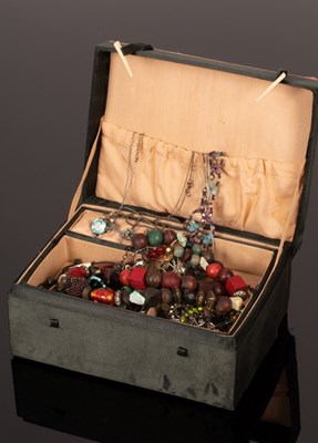 Lot 50 - A quantity of costume jewellery in a Chinese...
