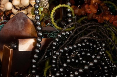 Lot 51 - A quantity of costume jewellery including...