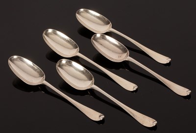 Lot 126 - Five Queen Anne rat tail pattern silver spoons,...