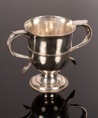 Lot 161 - A George III silver loving cup, John Deacon,...