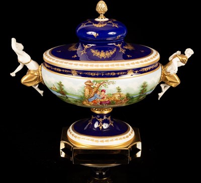 Lot 227 - A Mangani porcelain tureen and cover painted...